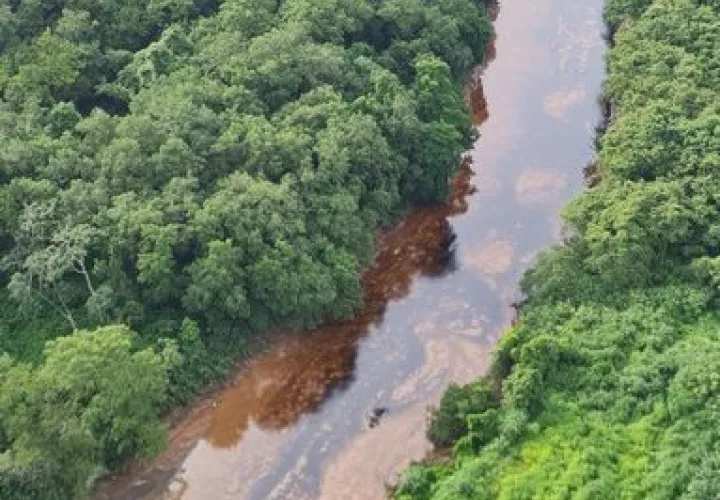 Vista del vertido del diésel en el río Juan Díaz.