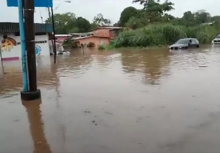 Varias vías quedaron anegadas.