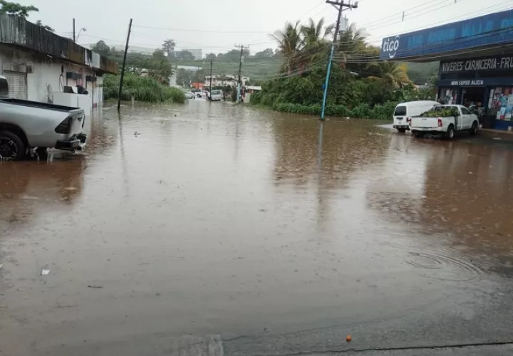 Vías de distintos puntos de Panamá Oeste quedaron anegadas.