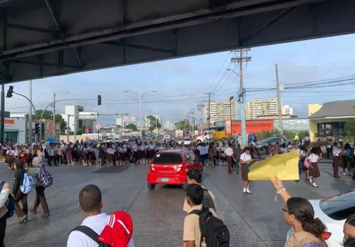 Dos días de protesta estudiantil con cierre de la vía España.