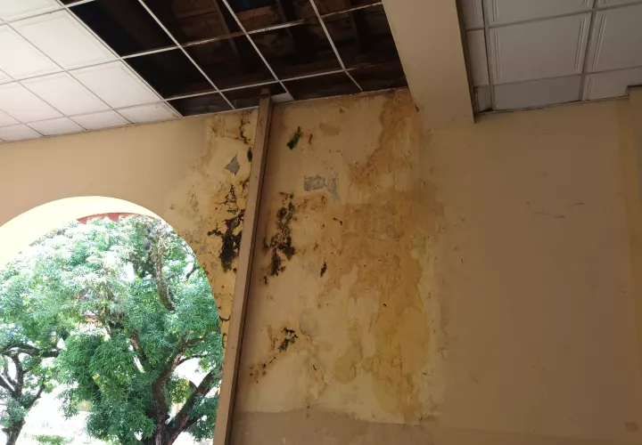 La escuela se están cayendo a pedazos.