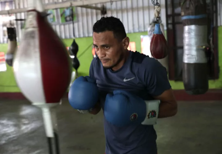 El boxeador nicaragüense Alexander Mejía mientras entrena en Managua. EFE