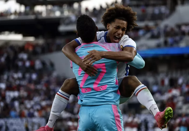 Adalberto Carrasquilla se abraza con Orlando Mosquera. Foto: EFE