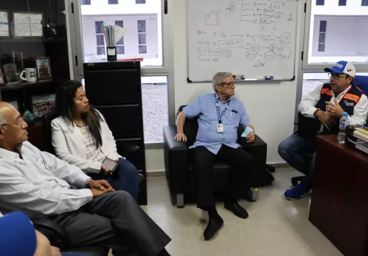 El defensor Leblanc se ha reunido con los médicos y directivos del hospital.