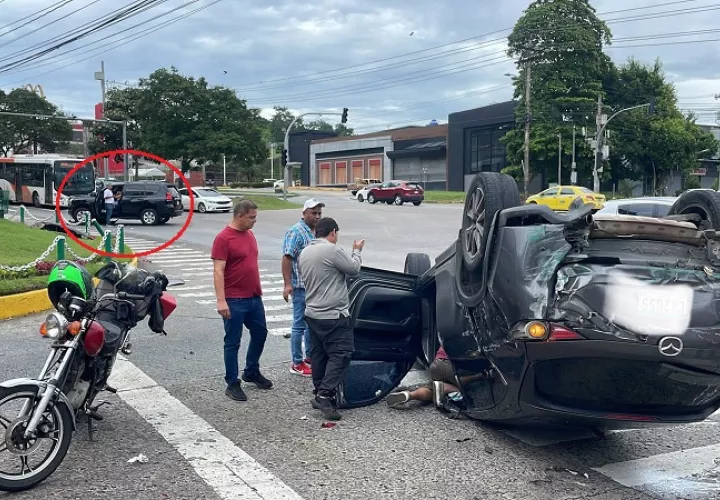 Vista general del accidente en la entrada de Villa de Las Fuentes.