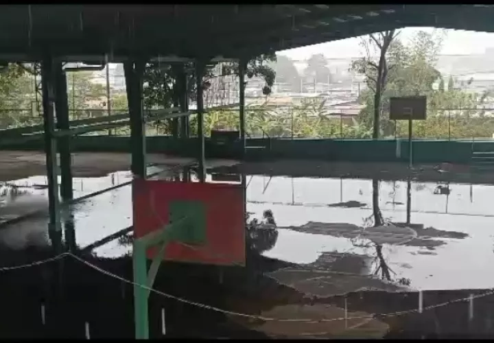Estado deplorable del gimnasio escolar.