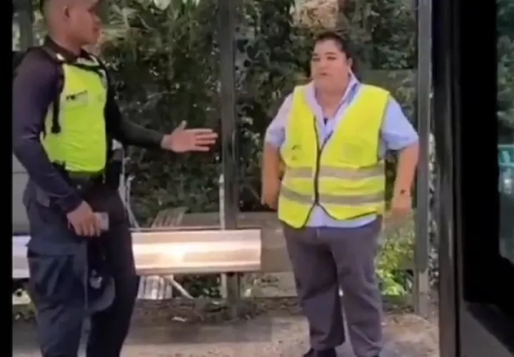 La operadora solicitó ayuda a una unidad policiales tras el incidente.