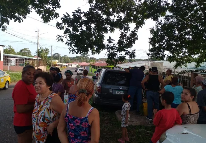Residentes de San Gabriel protestaron este viernes para denunciar que hay sectores que llevan más de 2 meses con escaso suministro de agua.