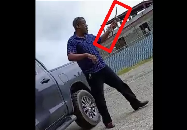 Visiblemente molesto, acusó a varios jóvenes que se encontraban presentes de utilizar los problemas de Changuinola para "ganar fama y afectar al PRD".