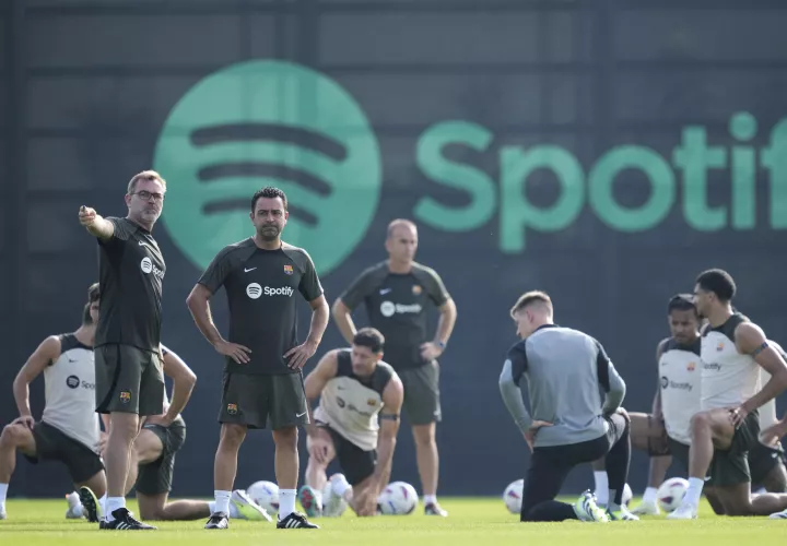 Xavi (2i), y su hermano y segundo entrenador, Oscar Hernández (i), durante el entrenamiento. /EFE