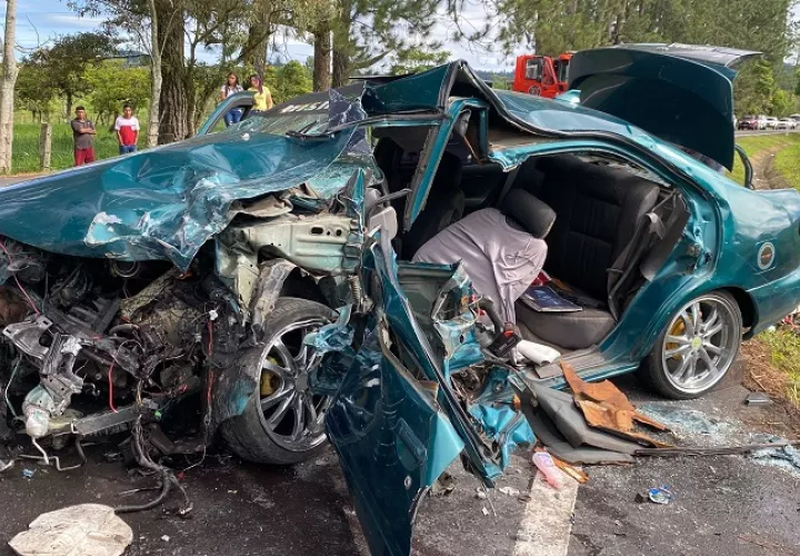 Los vehículos involucrados quedaron destruidos producto del impacto