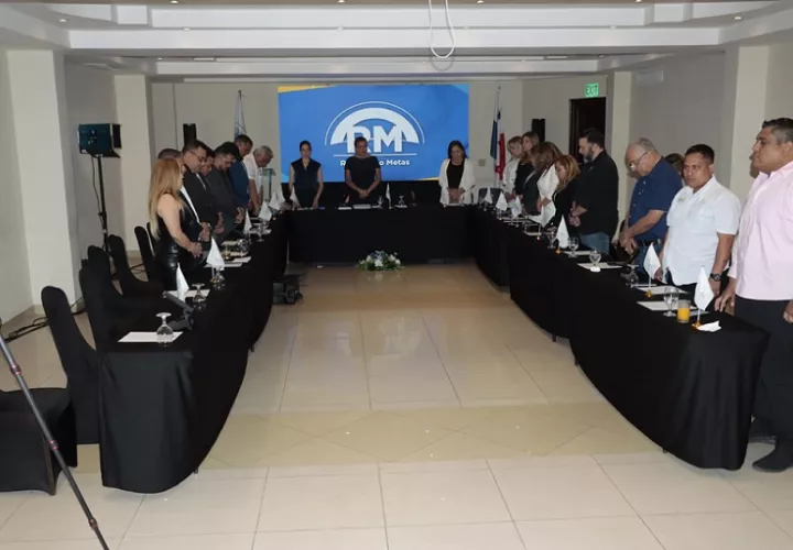 Reunión de la Junta Directiva del partido Realizando Metas.