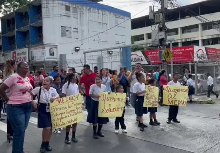 Salieron en defensa de su escuela.
