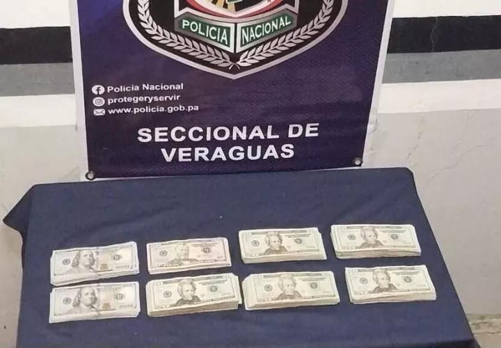 Más de 22 dólares incautados dentro del auto.