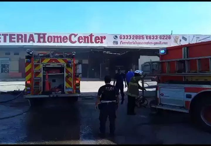 Los bomberos de varias estaciones atendieron la emergencia.