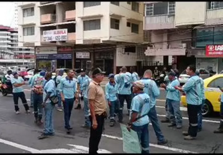 Protesta de los trabajadores del Idaan frente a la sede principal de la institución.