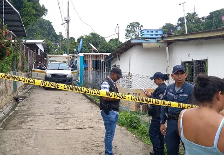 El cadáver de la víctima quedó en la parte frontal de una de las residencias que se ubican en la vereda. Foto: Alexander Santamaría