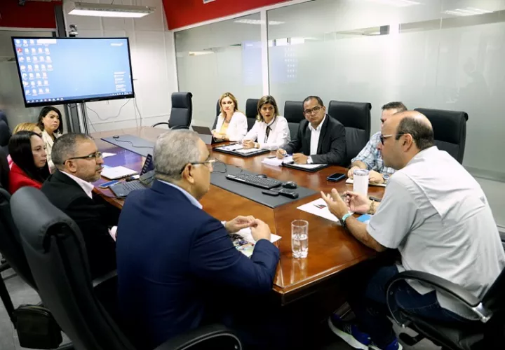 Por Naturgy Sebastián Pérez, gerente de distribución; Emiliano Rivas, gerente de la zona centro; Ileana Peregrina, gerente de atención al cliente; Samantha Ríos, gerente de facturación y Cinthya Camargo, encargada de la sección comercial.