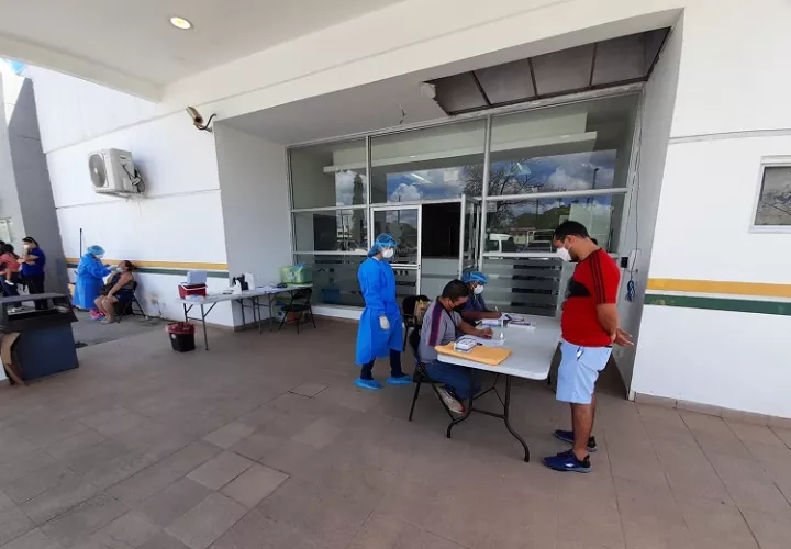 Las ´pruebas de hisopado se siguen aplicando en centros de salud y policlínicas del país