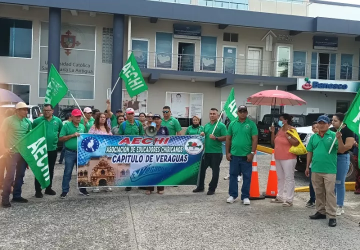 Un grupo de docentes protestaron este viernes frente a las instalaciones del MEF en Veraguas.