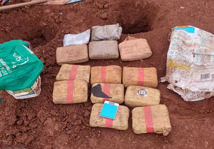 La droga estaba oculta dentro de una bolsa y un tanque enterrados en un lote baldío