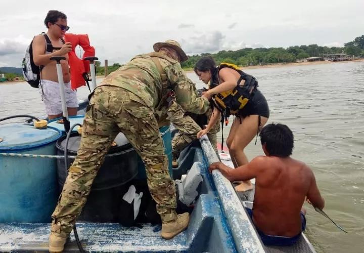 Los jóvenes se quedaron disfrutando del paísaje y no se dieron cuenta que la marea había subido, quedando atrapados.