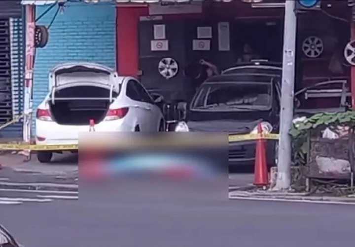 El cadáver de la victima quedó en la parte frontal del local comercial.