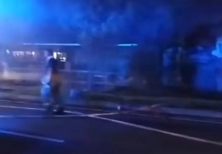 Bomberos combaten el incendio.