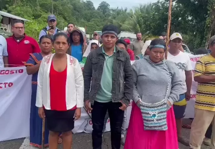 Manifestantes alegan que las tierras son sagradas.