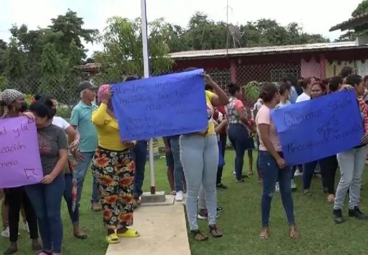 Los padres de familia no llevarán a la escuela hasta que cierren la porqueriza.