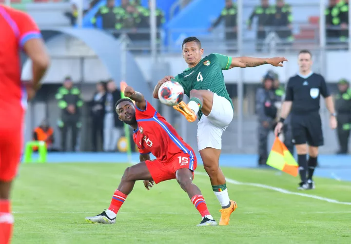 Ricardo Phillips (i) de Panamá disputa el balón con el Carlos Roca de Bolivia. /Foto:EFE