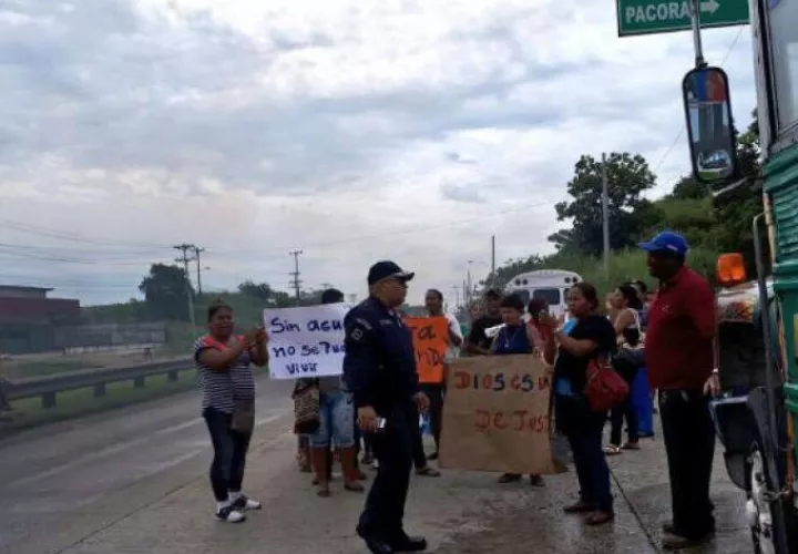 Residentes de San Diego, una de las comunidades que no tienen agua.  (Foto:Archivo)