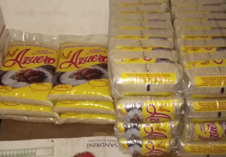 Parte de los paquetes de arroz guardados en el depósito.