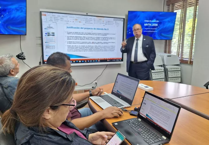 El director de la CSS, Enrique Lau Cortés, presentó detalles que se incluyen en la adenda.