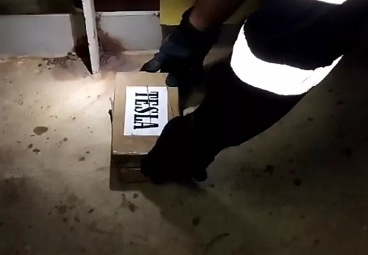  Los paquetes estaban identificados con la palabra “Tesla” .