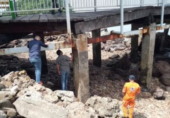 Daños en la estructura por fuerte oleaje.