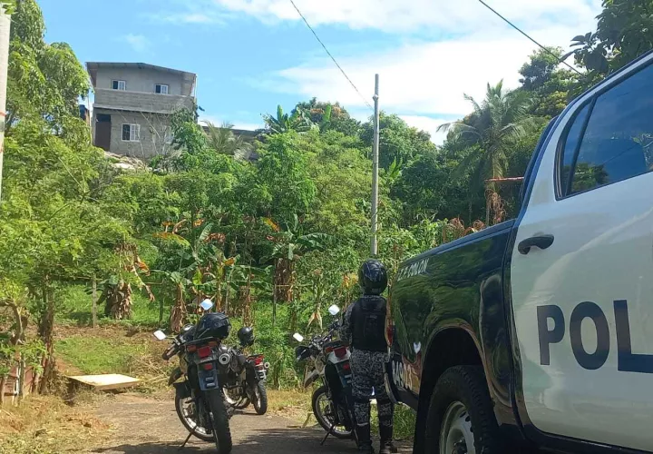 Agentes de la Policía y funcionarios del MP se encuetran en la escena del crimen.