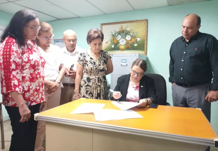 Miembros de la Comunidad Educativa y autoridades del Meduca firman acuerdo.