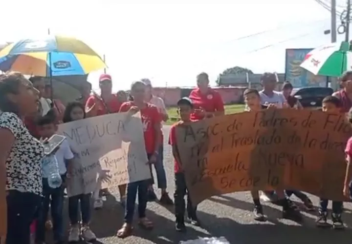 Protesta protagonizada por padres de familia y estudiantes.