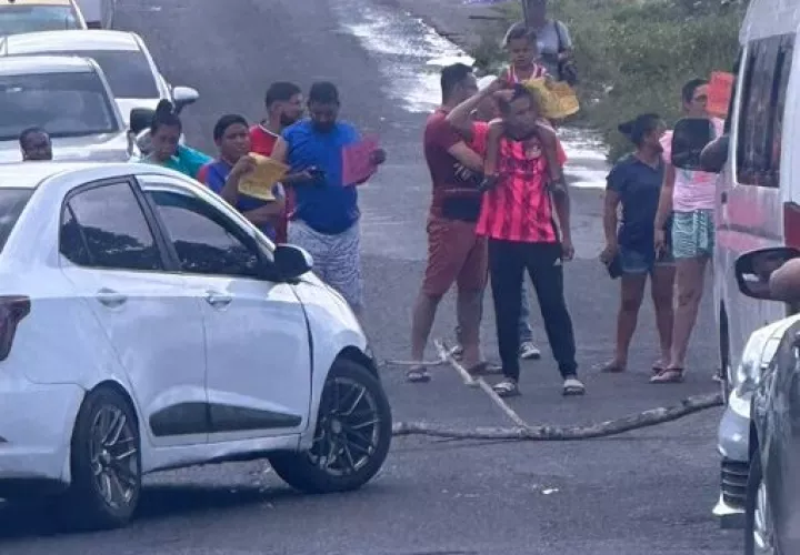 Moradores de la barriada Santander proceden a cerrar vía.  (Foto: Tráfico Panamá)