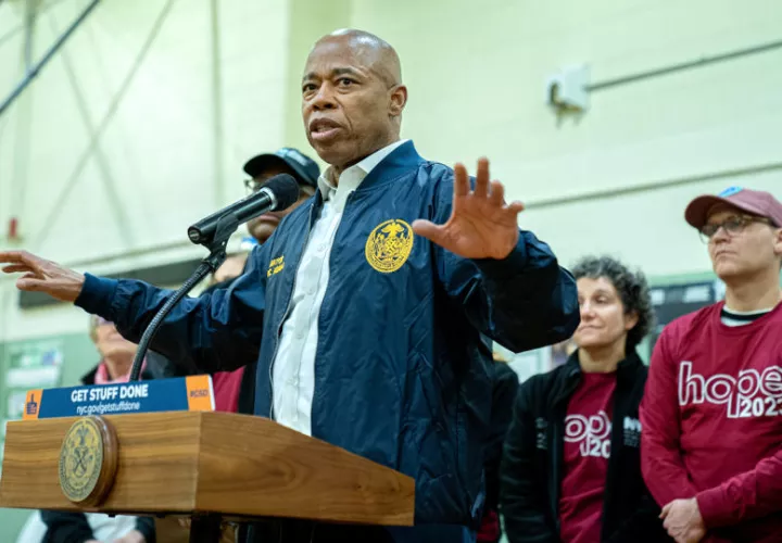 Alcalde de Nueva York, Eric Adams (c). EFE