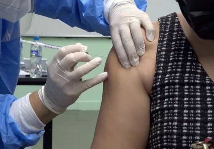 el Minsa reitera a la población la importancia de vacunar a los menores de edad, a los mayores de 60 años, embarazadas y los pacientes encamados.