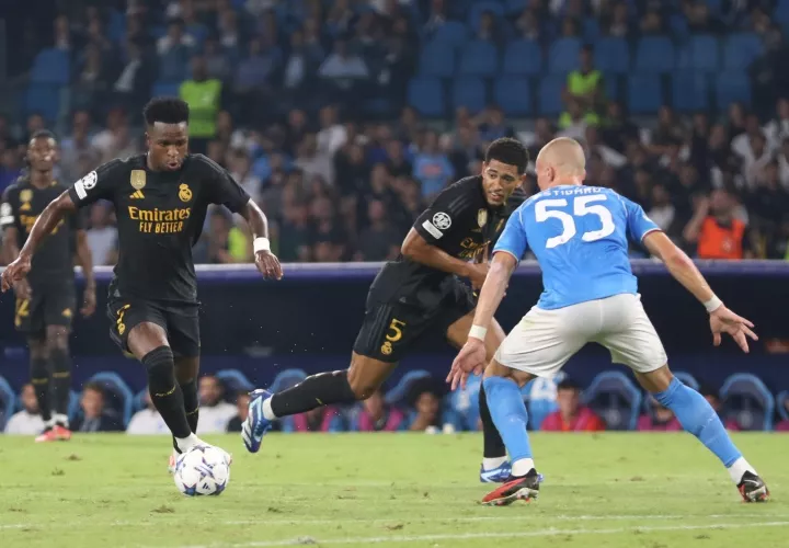 Vinicius Jr. (i) y Jude Bellingham durante el partido contra el Nápoles. Foto: EFE