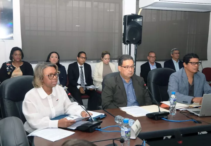 Ivette Berrío, viceministra de Salud, sustentó los traslados de partida.