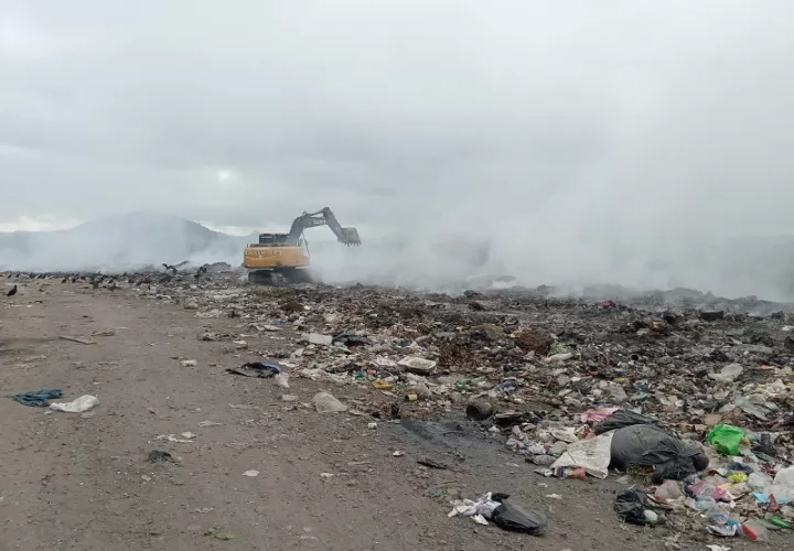 Los bomberos utilizaron equipo especializado para protegerse de las nubes de gases tóxicos que emanan de este vertedero al cielo abierto. 