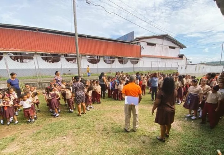 Estudiantes de Colón se preparan para este ejercicio. 