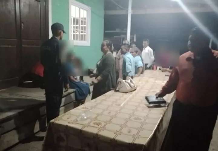 La Policía Nacional llega a la iglesia para investigar.