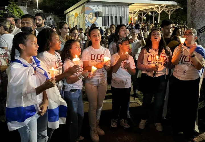 Panameños piden paz en el mundo.