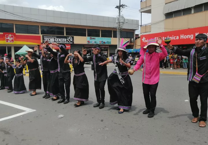 Delegación del grupo indígenas.