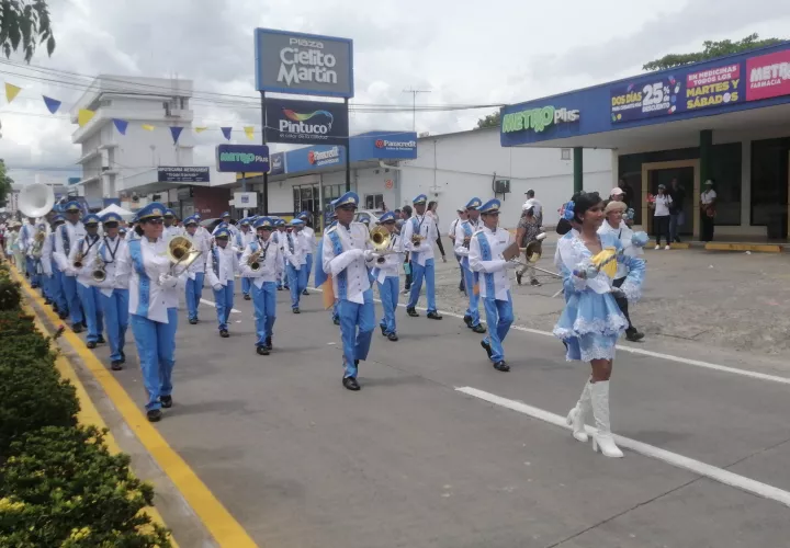 Las delegaciones estudiantiles recorren las calles de Chitré.